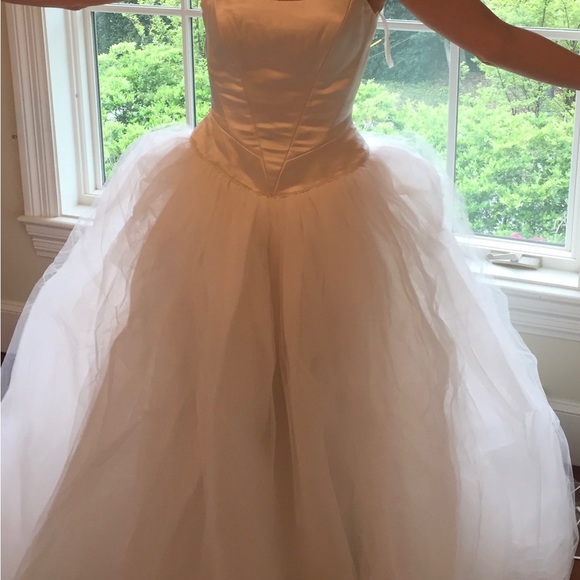 Satin and tulle wedding gown size 2-4 - Picture 5 of 11